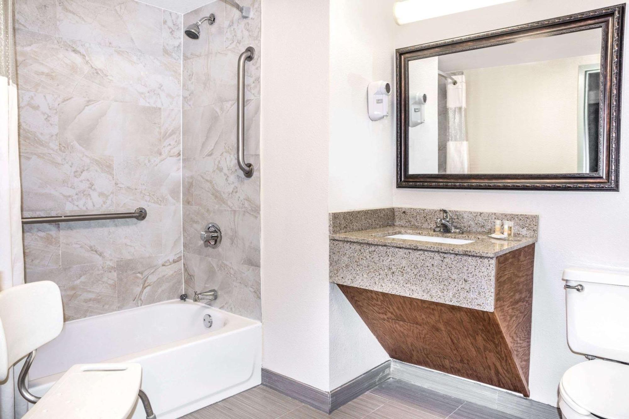King Room with Bath Tub - Mobility Accessible/Non-Smoking,1674716576:JPEG